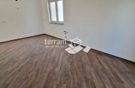 Istra, Medulin, stan 76,19m2, I. kat, 2SS+DB, vrt 60m2, parking, garaža, NOVO, USELJIVO!! Prodaja, Medulin, Daire