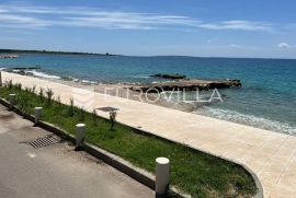 Pag, Novalja dvosoban luksuzan stan u prizemlju s vrtom i bazenom NKP 79.50 m2, 60 m od plaže, Novalja, Flat