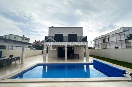 Istra, Umag, okolica - moderna vila s bazenom, 700 m od mora, Umag, Casa