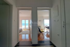 OPATIJA, CENTAR - PRILIKA ! Etaža kuće s pogledom, okućnicom i 2 parkirna mjesta, Opatija, Flat