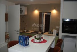 OTOK KRK, PUNAT - Renovirani apartman sa terasom u centru, Punat, Kвартира