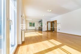 Zagreb, Šestine, prekrasna kuća s velikim vrtom i bazenom 300 m2, Zagreb, Casa