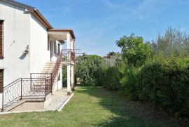 PRILIKA, Kuća na 300 m od mora sa 2 apartmana!!, Poreč, Maison