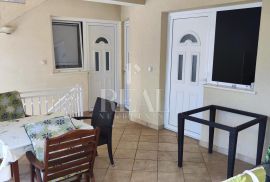 Izvrsna prilika, kuća sa 6 apartmana!!!, Trogir - Okolica, Casa