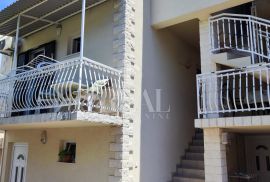 Izvrsna prilika, kuća sa 6 apartmana!!!, Trogir - Okolica, Casa