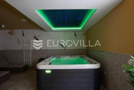 Medulin, prekrasna villa od 350 m2, svega  6 m od mora s očaravajućim pogledom, Medulin, Дом