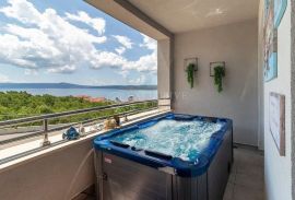 CRIKVENICA - APARTMAN S JACUZZIEM I ZAJEDNIČKIM BAZENOM, Crikvenica, Apartamento