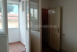 Batajnica, centar, 50m2, 2.0, terasa, uknjiženo, Zemun, Appartamento