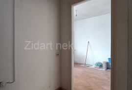 Batajnica, centar, 50m2, 2.0, terasa, uknjiženo, Zemun, Appartamento