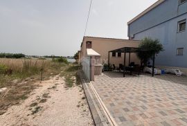 ZADAR, PRIVLAKA - Moderno uređena kuća 40 m od mora, Privlaka, Σπίτι