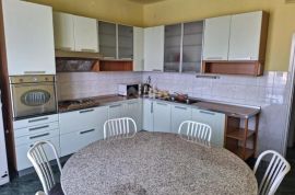 RIJEKA, ŠKURINJE - stan 4S+DB, 99m2, 2 balkona, Rijeka, Appartamento