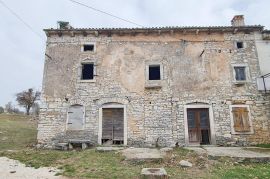 ISTRA, IMANJE SA 2 KUĆE I 9000m2 OKUĆNICE NA RUBU SELA, Barban, Дом