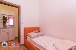 ISTRA, PULA, KUĆA, 360 M2, SA BAZENOM, Pula, Famiglia