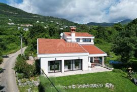 IČIĆI, POLJANE- villa 250m2 s pogledom na more i bazenom + uređena okućnica 1100m2, Opatija - Okolica, House