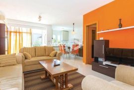 Stan, Kostrena, 61m2, 2-soban s dnevnim boravkom, terasa, Kostrena, Appartment