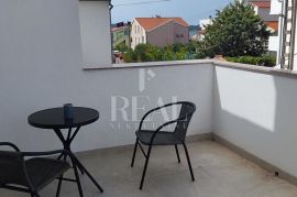 Samo kod nas kuća 200 m od mora P+1+Po 300 m2, Vodice, Casa