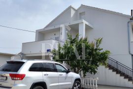 Samo kod nas kuća 200 m od mora P+1+Po 300 m2, Vodice, Casa