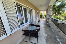 Malinska – samostojeća kuća s tri apartmana, Malinska-Dubašnica, بيت