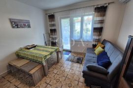 Malinska – samostojeća kuća s tri apartmana, Malinska-Dubašnica, بيت