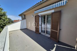 Malinska – samostojeća kuća s tri apartmana, Malinska-Dubašnica, بيت