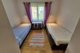 Malinska – samostojeća kuća s tri apartmana, Malinska-Dubašnica, بيت