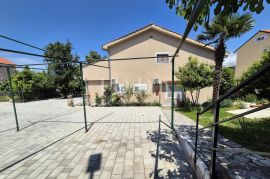 Malinska – samostojeća kuća s tri apartmana, Malinska-Dubašnica, بيت