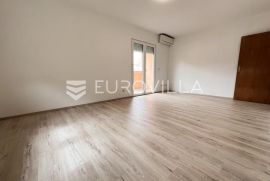 Pula, Štinjan - lijepi trosobni stan u prizemlju s loggiom, NKP 62 m2 - blizina mora, Pula, Daire