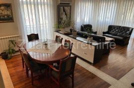 Konforan petosoban porodicni stan u Zemunu, Zemun, Appartement