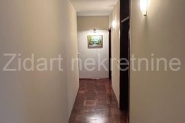 Konforan petosoban porodicni stan u Zemunu, Zemun, Appartement