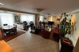 Konforan petosoban porodicni stan u Zemunu, Zemun, Appartement