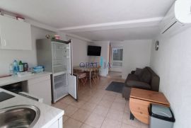 Crikvenica, Kuća sa 2 apartmana, pogledom na more i krovnom terasom, Crikvenica, Ev