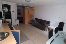 Crikvenica, Kuća sa 2 apartmana, pogledom na more i krovnom terasom, Crikvenica, Ev