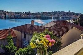 MALI LOŠINJ- Vila blizu mora s vlastitim vezom za brodice, Mali Lošinj, Дом