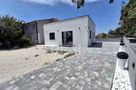 PEROJ, moderna prizemnica 70m2 nedaleko plaže za kupanje !, Vodnjan, Casa