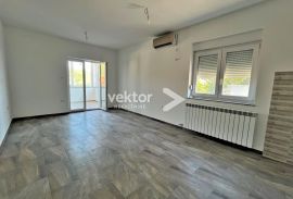 Svilno, stan u novogradnji s okućnicom i garažom, Rijeka, Appartment