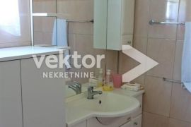 Jadranovo, kuća sa tri stambene jedinice, Crikvenica, Maison