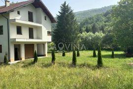 Kuća na dva spata sa parcelom od 17.500m2, Kijevo, Trnovo, Casa