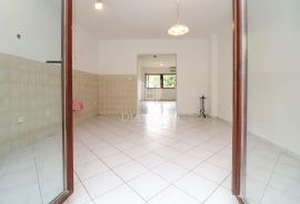 Poreč, osvjetljeni trosoban stan u suterenu, Poreč, Appartement