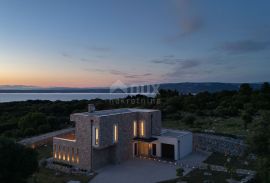 OTOK PAG, LUN - jedinstvena vila s bazenom na predivnoj lokaciji, Novalja, House