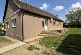 Na prodaju porodična kuća u jednoj od glavnih ulica u Rumenki, Novi Sad - grad, Casa
