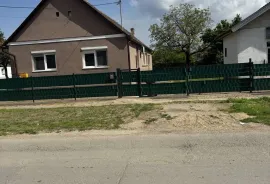 Na prodaju porodična kuća u jednoj od glavnih ulica u Rumenki, Novi Sad - grad, Maison