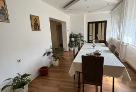 Na prodaju porodična kuća u jednoj od glavnih ulica u Rumenki, Novi Sad - grad, Casa