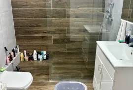 Na prodaju porodična kuća u jednoj od glavnih ulica u Rumenki, Novi Sad - grad, Casa