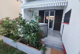 Apartman 100m od plaže, terasa, drvarnica, parking , Novigrad, Appartamento
