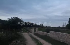 Brač Donji Humac 10630 m2 sa objektom, Nerežišća, Terrain