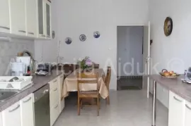 Brač, Supetar villa-kuća 400 m2, 50m od mora certifikat!, Supetar, بيت