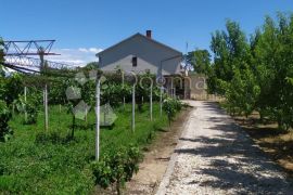 GABELA - KAMENA KUĆA S VELIKOM OKUĆNICOM, Metković, House