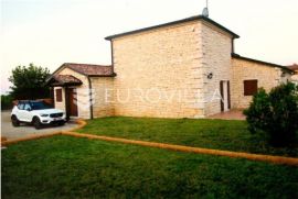 Istra, vila s bazenom NKP 270 m2, Svetvinčenat, Famiglia