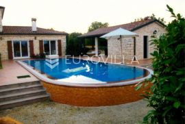 Istra, vila s bazenom NKP 270 m2, Svetvinčenat, House