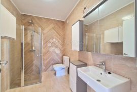 PREDIVNA KUĆA SA BAZENOM 640m2 6 STANOVA!!, Viškovo, Casa